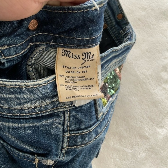 𝅺MISS Me Camo Sequin Cuffed Capri Jeans - Picture 6 of 8